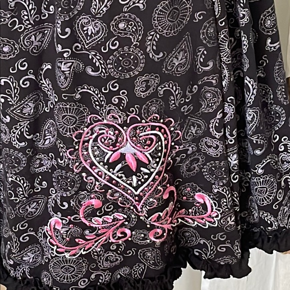 Elegant Black Dress with Paisley and Pink Details - Picture 5 of 8